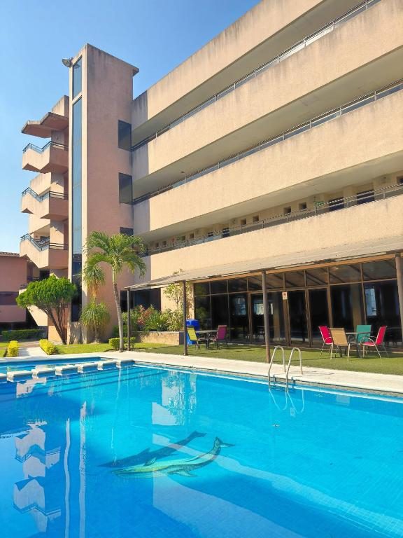 Hotel Montecarlo Jojutla outdoor pool and building